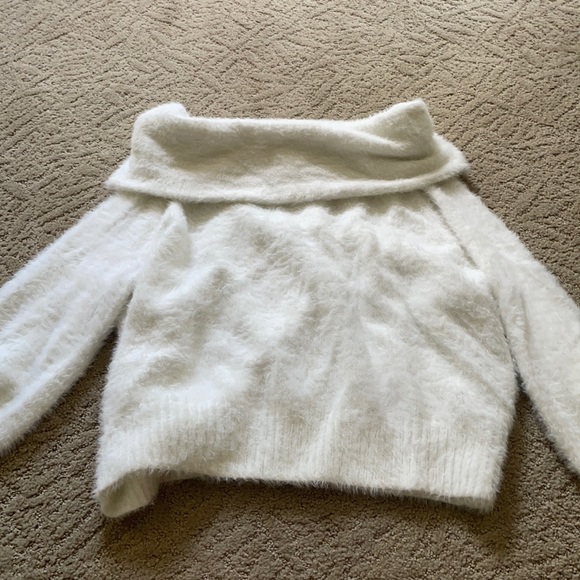 Off the shoulder sweater - Picture 1 of 3
